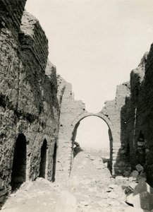 Ruiny kościoła w pobliżu rzeki Nilo, widok wnętrza, Adendan, Egipt, zdjęcie Ugo Monneret de Villard