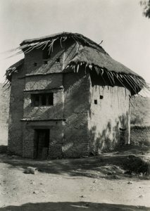 Kwadratowa chata z dachem krytym strzechą, Aksum, Etiopia, zdjęcie Ugo Monneret de Villard autorstwa Ugo Monneret de Villard