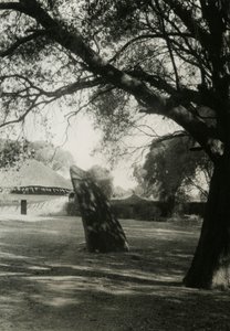 Stela w Aksum, Etiopia, zdjęcie autorstwa Ugo Monneret de Villard, ok. 1937 r. autorstwa Ugo Monneret de Villard