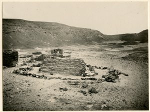 Grobowiec w południowej nekropolii, Qasr Ibrim, Egipt, zdjęcie Ugo Monneret de Villard autorstwa Ugo Monneret de Villard