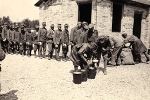 Więźniowie austriaccy w Bagnaria Arsa, Udine, Włochy, 02.04.1916 (zdjęcie czarno-białe)