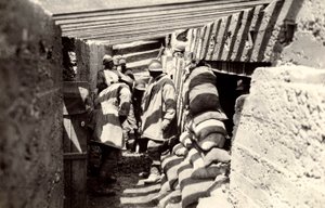 Nowe okopy włoskie po wkroczeniu na terytorium Austrii na przedmieściach Selz, podczas I wojny światowej, 04-07/1916 (zdjęcie czarno-białe)