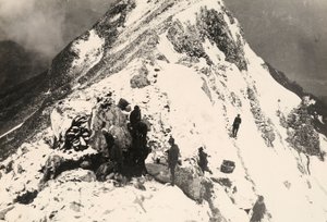 Operacje gniazdowania karabinów maszynowych na Monte Nero podczas I wojny światowej (zdjęcie czarno-białe)