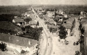 Panoramiczne ujęcie miasta Rzymian, wykonane z dzwonnicy kościoła podczas I wojny światowej (zdjęcie czarno-białe)
