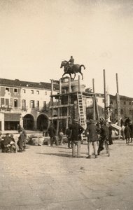 Pomnik konny „Gattamelata” w trakcie renowacji w Padwie podczas I wojny światowej