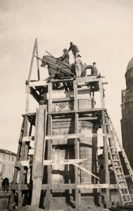Odrestaurowany pomnik konny „Gattamelata” w Padwie podczas I wojny światowej