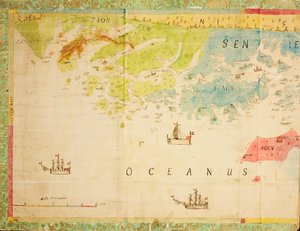 Mapa ze zbiorów map Biblioteki Narodowej. Mapa jest opublikowana w Znaku Dłoni () i pokazuje Trøndelag, Nordland, Troms, wybrzeże, mapę morską autorstwa Ukjent tegner