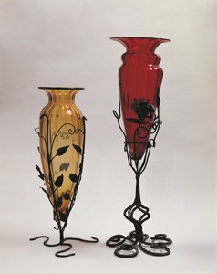 Zbliżenie dwóch wazonów w żelaznych stojakach, Murano, Wenecja, Wenecja Euganejska, Włochy autorstwa Umberto Boccioni