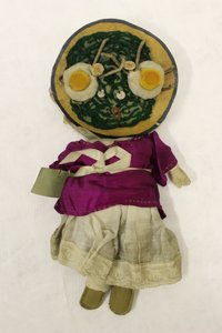 Szmaciana lalka Miss Spinach, głowa w kształcie talerza ze szpinakiem i jajkami autorstwa Una Maw
