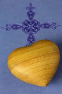 20160120 Wyrzeźbione drewniane serce na Świętej Biblii autorstwa Unbekannt