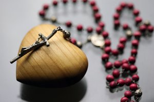 20160123 Różaniec na rzeźbionym drewnianym sercu autorstwa Unbekannt