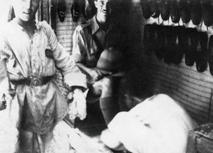 Brytyjski oficer w sklepie obuwniczym, Bagdad, Mezopotamia, I wojna światowa, 1918 r. autorstwa Unbekannt