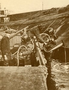 Nurek z eufonium i mieczami od niemieckiego cesarza zatopionego w Scapa, ok. 1930. autorstwa Unbekannt