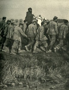 Francuski żołnierz północnoafrykański z jeńcami lub wojną, I wojna światowa, 1914, c1920. autorstwa Unbekannt