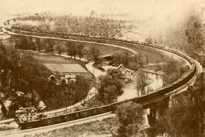 Gigantyczny pociąg towarowy składający się z pięćdziesięciu czterech furgonetek ciągnięty przez jeden silnik, Chicago i North West Railway, 193 autorstwa Unbekannt
