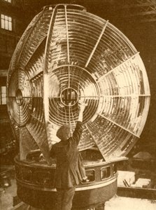 Latarnia morska z grupowymi błyskającymi soczewkami, ok. 1930. autorstwa Unbekannt