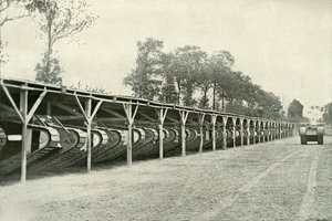 Park brytyjskich czołgów tuż za linią frontu, 1919. autorstwa Unbekannt