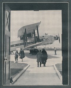 Symbol współczesnego świata - pasażerowie wsiadający na lotnisko Croydon, ok. 1935 r. autorstwa Unbekannt