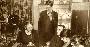 Rodzina słuchająca wyników wyborów powszechnych z 1923, 1935. autorstwa Unbekannt