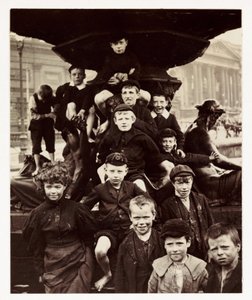 Grupa dzieci przed fontanną Steble w Liverpoolu, zrobiona przez nieznanego fotografa około 1905 r. autorstwa Unbekannt