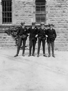Grupa uczniów lub studentów, ok. 1900- ok. 1930 autorstwa Unbekannt