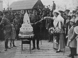Ślub w kolorze khaki: Krojenie tortu weselnego mieczem pana młodego, 1915 autorstwa Unbekannt