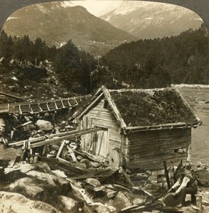Młyn zbudowany z bali i kamień szlifierski z kołem wodnym, nad rzeką Stalheims, Naerodal, Norwegia, ok. 1905. autorstwa Unbekannt