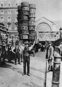 Mężczyzna niosący wiele koszy na głowie, Covent Garden, Londyn, 1926-1927 autorstwa Unbekannt
