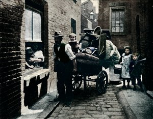 Przeprowadzka w Slumopolis, Londyn, c1901 1901 autorstwa Unbekannt