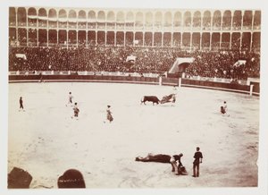 Migawkowe zdjęcie walki byków przed ogromnym tłumem na arenie walk byków Las Ventas del Espiritu Santo w Madrycie, wykonane przez nieznanego fotografa około 1930 roku autorstwa Unbekannt