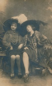 Fotografia studyjna dwóch pań, ok. 1910 r. autorstwa Unbekannt