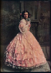 Suknia balowa z trzema falbankami z różowego jedwabiu, z obszyciem z białej gazy w kwiaty, 1850-60, c1913 autorstwa Unbekannt