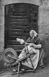 Kobieta przy kołowrotku, Dinan, Bretania, Francja, ok. 1922 r. autorstwa Unbekannt