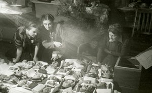 Aktorki Moskiewskiego Teatru Artystycznego przygotowujące prezenty dla Armii Czerwonej, ZSRR, 1943 autorstwa Unbekannt