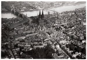 Widok z lotu ptaka na Kolonię, Nadrenia Północna-Westfalia, Niemcy, z Zeppelina, c1931 1933 autorstwa Unbekannt