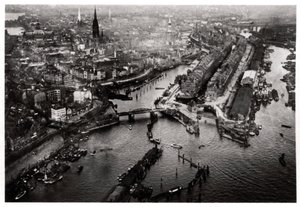 Widok z lotu ptaka na port w Hamburgu, Niemcy, z Zeppelina, c1931 1933 autorstwa Unbekannt
