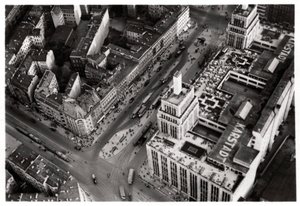 Widok z lotu ptaka na Hermannplatz, Berlin Neukoelln, Niemcy, z Zeppelina, c1931 1933 autorstwa Unbekannt