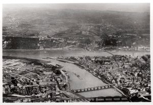 Widok z lotu ptaka Koblencji, Nadrenia-Palantynat, Niemcy, z Zeppelina, c1931 1933 autorstwa Unbekannt