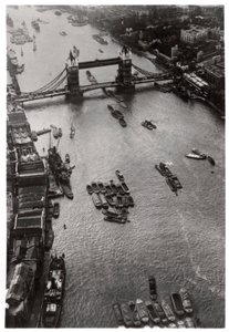 Widok z lotu ptaka na Tower Bridge w Londynie z Zeppelina, 1931 1933 autorstwa Unbekannt
