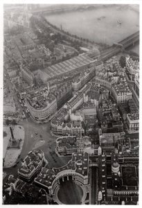 Widok z lotu ptaka na Trafalgar Square w Londynie z Zeppelina, 1931 1933 autorstwa Unbekannt