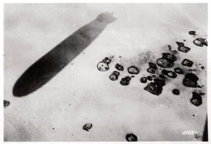 Widok z lotu ptaka na pustynną osadę, z cieniem rzucanym przez sterowiec, 1931 1933 autorstwa Unbekannt