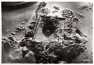 Widok z lotu ptaka na wykopaliska archeologiczne w pobliżu Sakkary, Egipt, 1931 1933 autorstwa Unbekannt