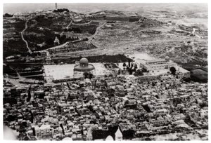 Widok z lotu ptaka na Meczet Omara, Jerozolima, Palestyna, z Zeppelina, 1931 1933 autorstwa Unbekannt
