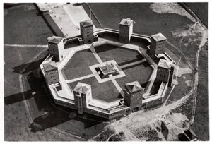 Widok z lotu ptaka na pomnik Tannenberg koło Olsztynka, Polska, z Zeppelina, c 1931 1933 autorstwa Unbekannt