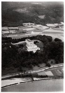 Widok z lotu ptaka na świątynię Walhalla, niedaleko Ratyzbony, Niemcy, z Zeppelina, c1931 1933 autorstwa Unbekannt