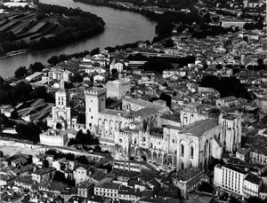 Widok z lotu ptaka na Pałac Papieży (1335-1355) i katedrę Notre Dame des Doms (Notre-Dame-des-Doms) (XII wiek). Awinion, Vaucluse autorstwa Unbekannt