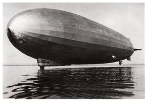 Sterowiec LZ127 Graf Zeppelin lądujący na Jeziorze Bodeńskim, Niemcy, 1933 autorstwa Unbekannt