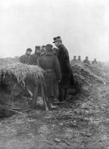 Albert I, trzeci król Belgów, odwiedzając okopy Avecapelle, Belgia, 1915 autorstwa Unbekannt