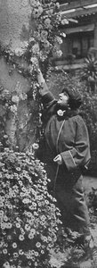 Amelita Galli-Curci - Wielka diwa zbierająca róże, jej ulubione kwiaty, ok. 1925 r. autorstwa Unbekannt