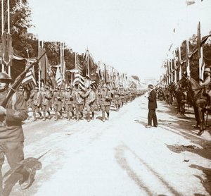 Wojska amerykańskie maszerujące w paradzie zwycięstwa, Paryż, Francja, c1918-c1919 autorstwa Unbekannt